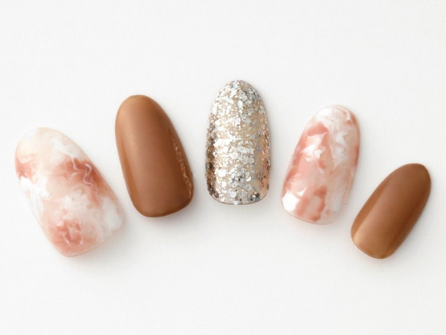 マーブルとホログラムの光で温かみのあるカラーをアップデート