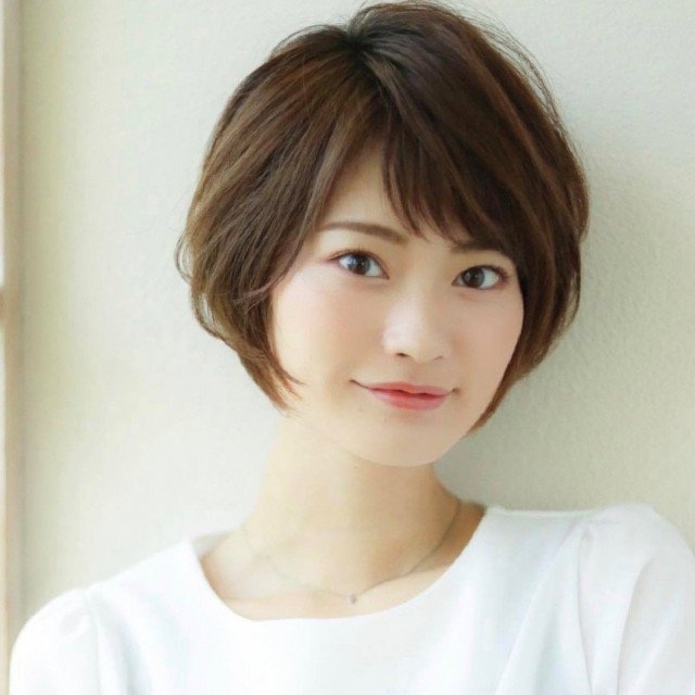 顔周りの毛束で気になる頬の丸みやエラ張りをカバー