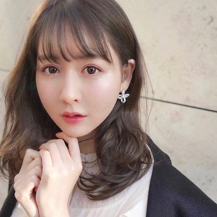 人気のシースルーバング＆ローレイヤーミディヘアは、顔まわりに遊びのあると今年っぽい！