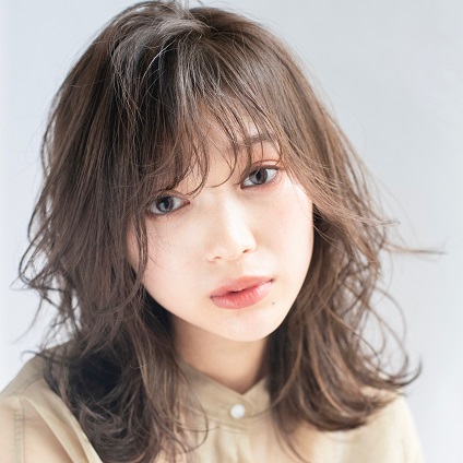 人気の外ハネへアは重めでおしゃれ顔に！クール美人をつくるミディ