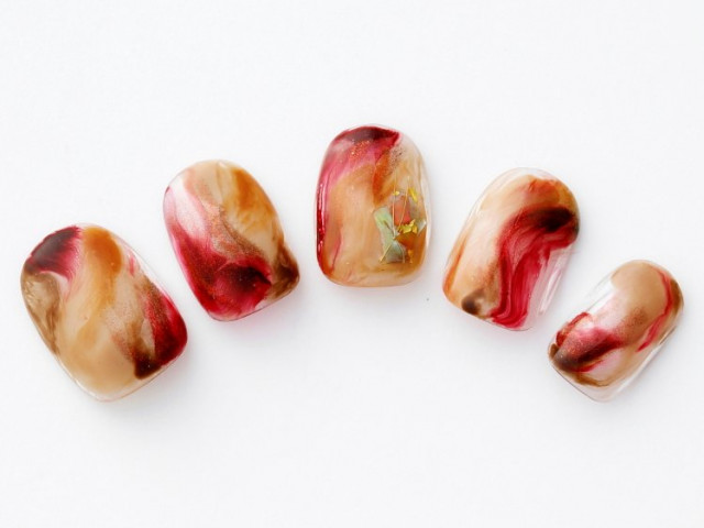 夕焼けを思わせる印象的なグラデーション