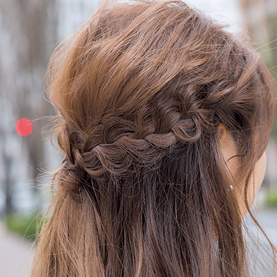 サイドに3つ編みをプラスした、ハーフアップアレンジ