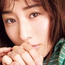 田中みな実さん「おうち時間は緑の観葉植物と江國香織さんの本が癒し」｜田中みな実 Color me Happy Vol.5
