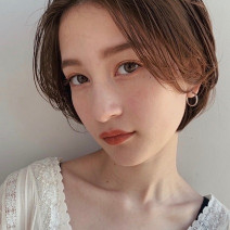 長め前髪の大人可愛いショートボブ！ベイクドブラウンカラーで肌もキレイ見せ