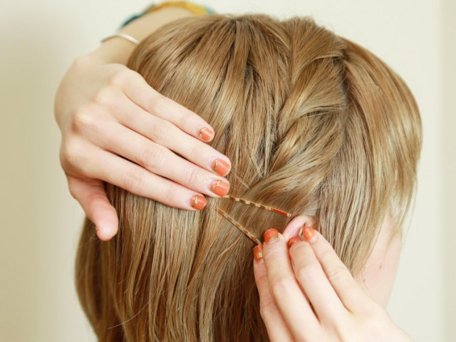 【2】編み込みは1回でOK!ツイストをプラスしたアレンジ