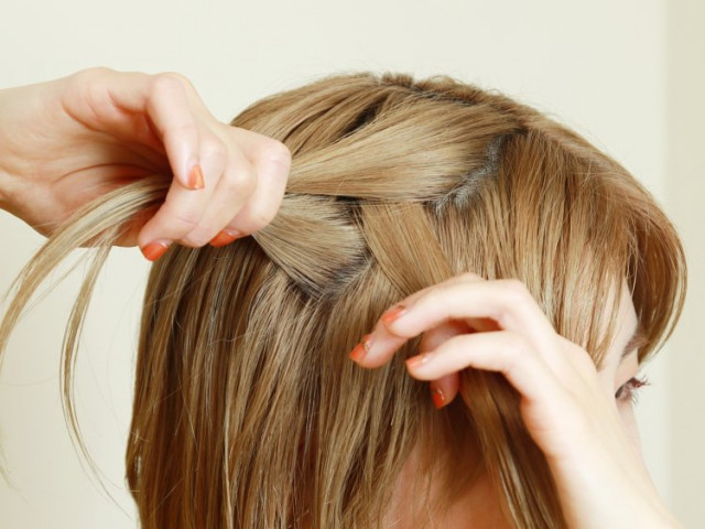 【2】編み込みは1回でOK!ツイストをプラスしたアレンジ