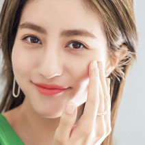 堀田茜さん「『イッテQ』のロケはセルフメイク！」時短でお直し可能な愛用コスメは？