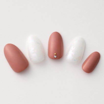 【365日ネイル】こっくりカラーに爽やかなアクセントを…メリハリのあるレンガ色×ホワイトオーロラネイル