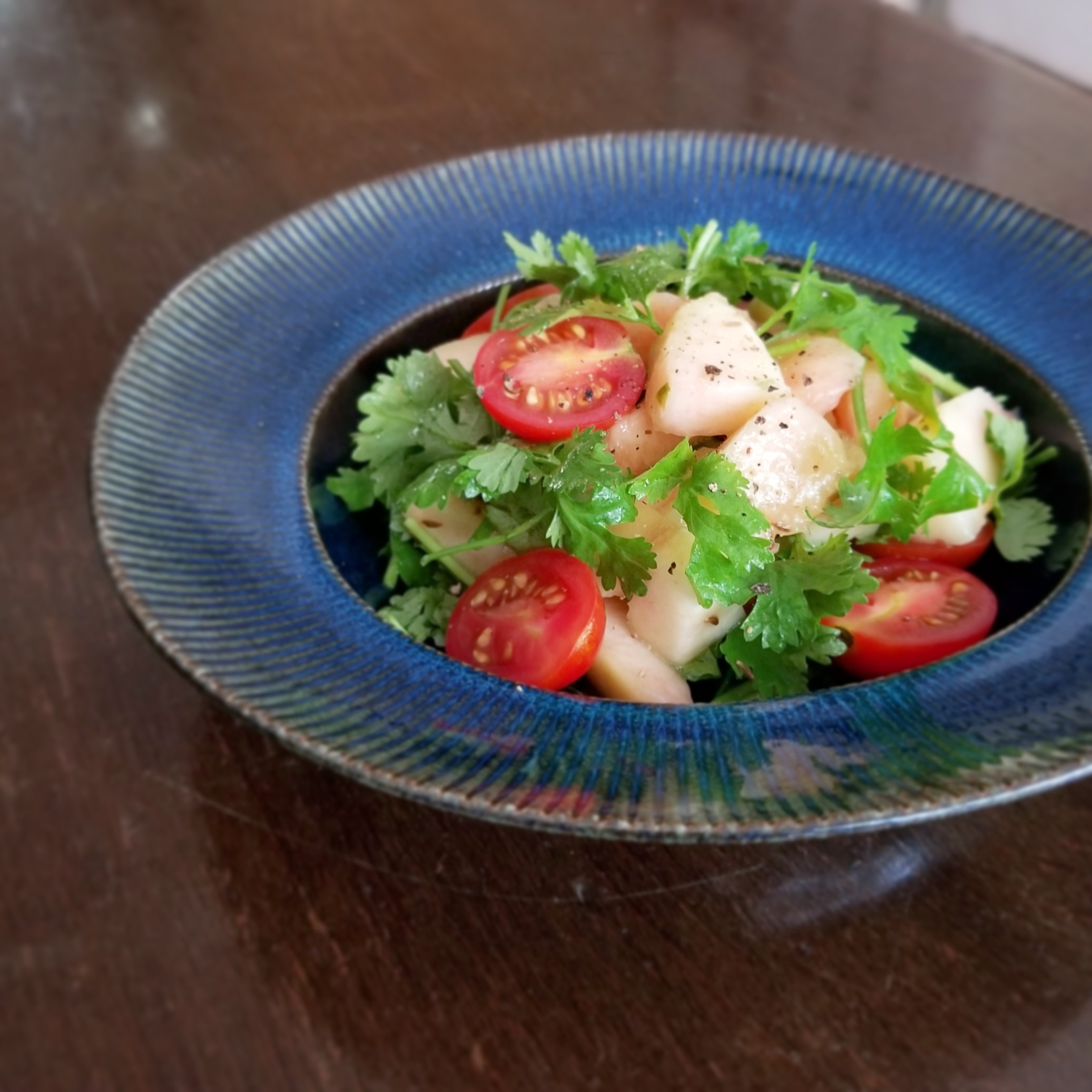 桃×デトックス素材でヘルシー美人を目指す！「桃とパクチーのサラダ クミン風味」Today’s SALAD #127