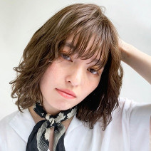 くせ毛風ウェーブのミディアムヘアでおしゃれ上級者に♪シースルーバングで涼やか