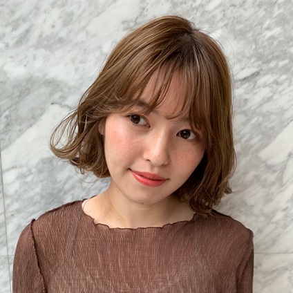 大人の色気がある外ハネボブヘアは、サイドの縦巻きと前髪のMIXカールがカギ！
