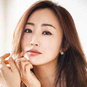 神崎恵さんが選ぶエイジングコスメ1位は？「肌色が20年分巻き戻ったかも…と思わせる、圧倒的透明感が育つローション」【美的GRAND】