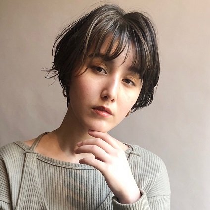 伸ばしかけヘアはトレンドカラーでイメチェン！好バランスなショートが今っぽい