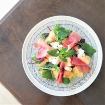 食欲不振な夏の胃腸にも優しい！「桃と生ハム、ミントのフレッシュサラダ」Today’s SALAD #131