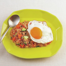 角切り野菜がアクセント！玄米ナシゴレン｜1品で満足度の高い「噛みやせ」主食レシピ
