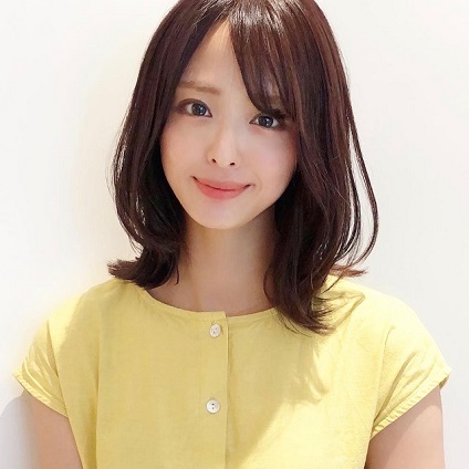 “くびれ”ミディアムヘアで色っぽく！忙しい女性にぴったりの時短へア