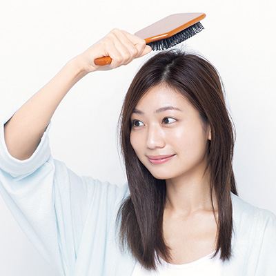 遺伝による薄毛対策 きちんとケアをすればハリコシヘアに ブラッシングで頭皮の血流アップ 美的 Com