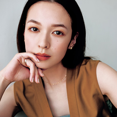 セルヴォーク＆THREEの暖色系渋色アイテムで柔らかエレガントEYEを演出【くっきり目元さんの秋メイク】