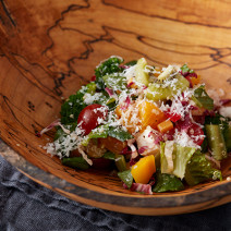 SNSで大流行の「#おうちでsio」レシピが楽しめる！「しっとり鶏胸肉でチョップドサラダ」の作り方を大公開