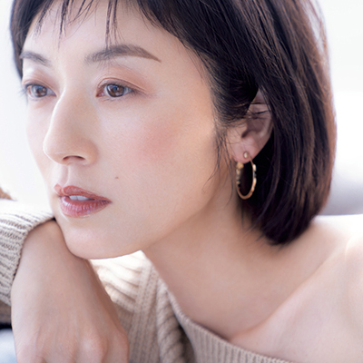 高岡早紀さん×河北裕介さん｜大人の血色は、張り切りすぎないコーラルとベージュブラウンでヘルシーに【美的GRAND】
