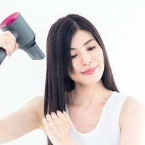 艶を出す髪の乾かし方｜ドライヤーの熱を操る「夜ケア」でダメージレスの髪に！【美的GRAND】