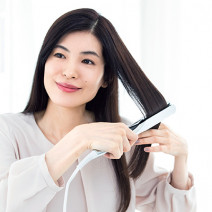 ストレートアイロンを使ってツヤ髪に！プロがおすすめする朝のヘアケア【美的GRAND】