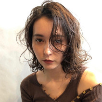 簡単ヘアスタイリングでおしゃれ上級者に見せてくれる！たっぷりレイヤーのカジュアルボブ