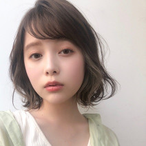 斜め前髪と曲線美で魅せるヘアだから色っぽい！秋のふんわりモテ髪ボブ