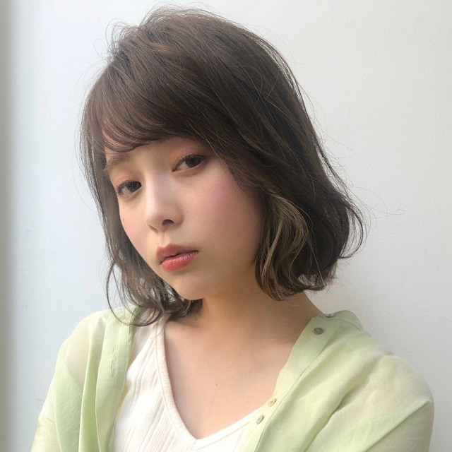 斜め前髪と曲線美で魅せるヘアだから色っぽい 秋のふんわりモテ髪ボブ 美的 Com