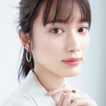 出勤日はエレガンスのラベンダー下地で透明感のある美肌に♪｜人気H&M 中山友恵さんが伝授