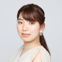 ふわふわと広がる髪を三つ編みで抑えつつ華やかに！｜崩れにくい“サイド三つ編み”のヘアアレンジ【美容賢者の髪コンプレックス解消vol. 131】