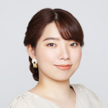 サイドから編み込むから自然と膨らみを抑えられる！｜多毛を生かしたエレガントなアップスタイル【美容賢者の髪コンプレックス解消vol. 132】