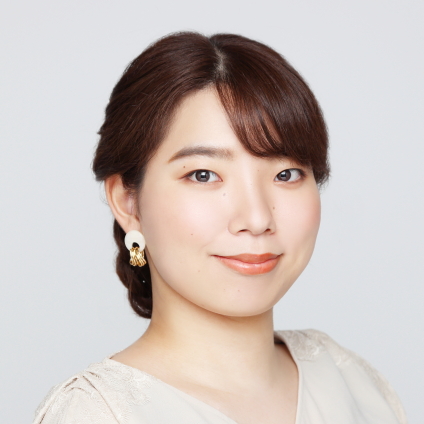 サイドから編み込むから自然と膨らみを抑えられる！｜多毛を生かしたエレガントなアップスタイル【美容賢者の髪コンプレックス解消vol. 132】