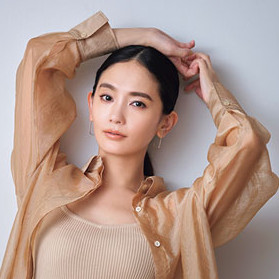 きちんと服の日、美肌に見える下地の色は？｜ピンクのハイライト下地で内側から発光するような華やかさを【美的GRAND】