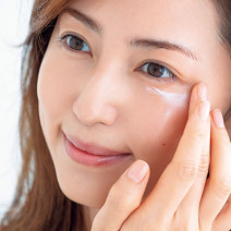 有村実樹的すっぴんアイケアメソッド｜薄くて繊細な目周りはアイクリームで優しくケアを！