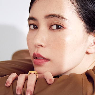 目元に“まさかの明るいカラーアイライナー”でくっきり強い眼差しに｜冬の掟破りメイク