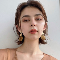 秋冬はアクセ映えするミニボブヘアを！重めボブから一新して、スタイリッシュな雰囲気に