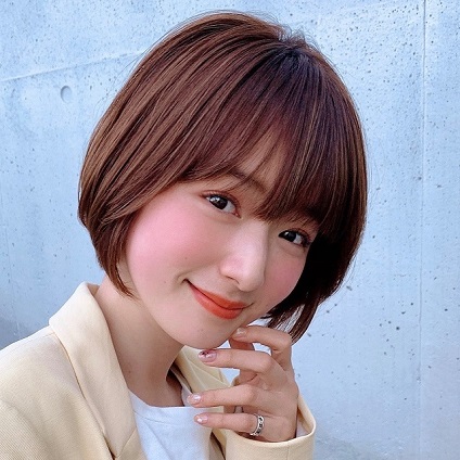 流行のジャケットに似合うショートへアは、丸みシルエットと前髪で女らしく