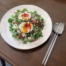 “食べる美容液野菜”で浄化美人に！「ケールとゆで卵＆ベーコンのシーザーサラダ」Today’s SALAD #138