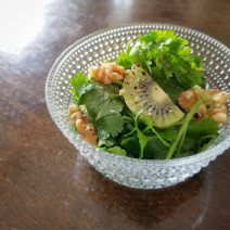 デトックスを促して美肌っぷりを底上げ！「パクチーとキウイのナンプラー風味サラダ」Today’s SALAD #140