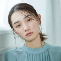 マスク生活こそ“低刺激コスメ”でアイメイクを楽しんで｜MiMC、SHIROのくすみカラー&ラメライナーで上品クールな眼差しに