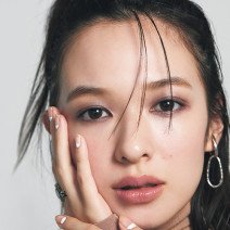 人気H＆MがハマったSUQQUのリップでロマンティックなしゃれ顔に変身♪