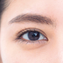 今っぽアイラインは何色が正解？｜ピンク、モスグリーン、ブラック…さえてるカラーは？