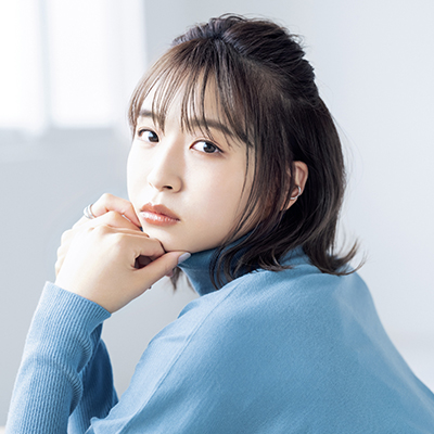 冬服に合わせたい「1/3アップヘア」の作り方｜後れ毛＆外ハネで大人っぽい印象に♪