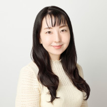 ロング特有の毛先のパサつきは日中もケアがマスト！｜髪の広がりをスマートに直すテク【美容賢者の髪コンプレックス解消vol. 138】