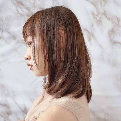 ワイドバングで横顔がかわいいミディアムへア 繊細なレイヤーが作り出す曲線が魅力 美的 Com ワイドバングで横顔がかわいいミディアムへア 繊細なレイヤーが作り出す曲線が魅力 美的 Com