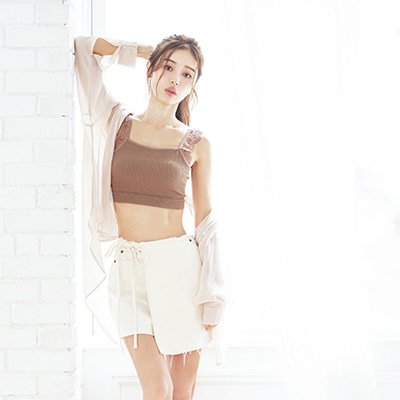 加治ひとみさん「筋トレをやめてマッサージをすることでしなやかなボディに」｜2020下半期ベストコスメ