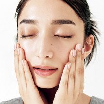 肌に負担をかけない極薄ベースメイクのファンデは「0.6プッシュ」！？ おすすめ下地もご紹介