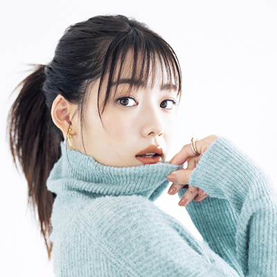 タートルネックと相性◎子どもっぽく見えない「高めひとつ結び」の作り方
