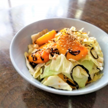 旬の柿で美ヂカラを引き上げ♪「柿とキャベツの塩昆布サラダ」Today’s SALAD #144